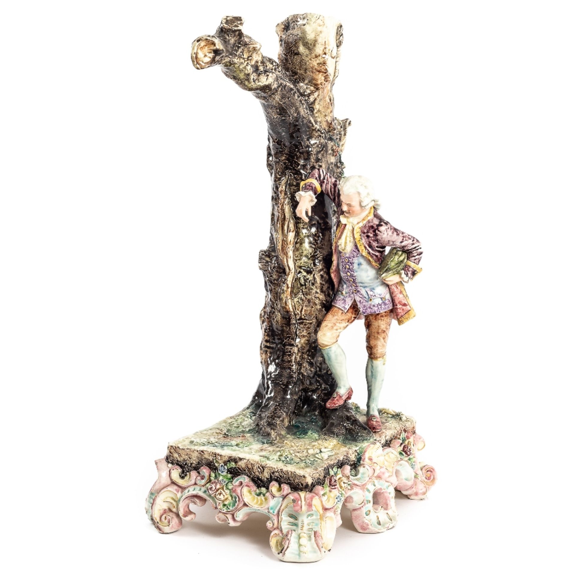 Caballero apoyado en un árbol. Figura en porcelana Royal Dux. Bohemia, ppios. del s.XX.