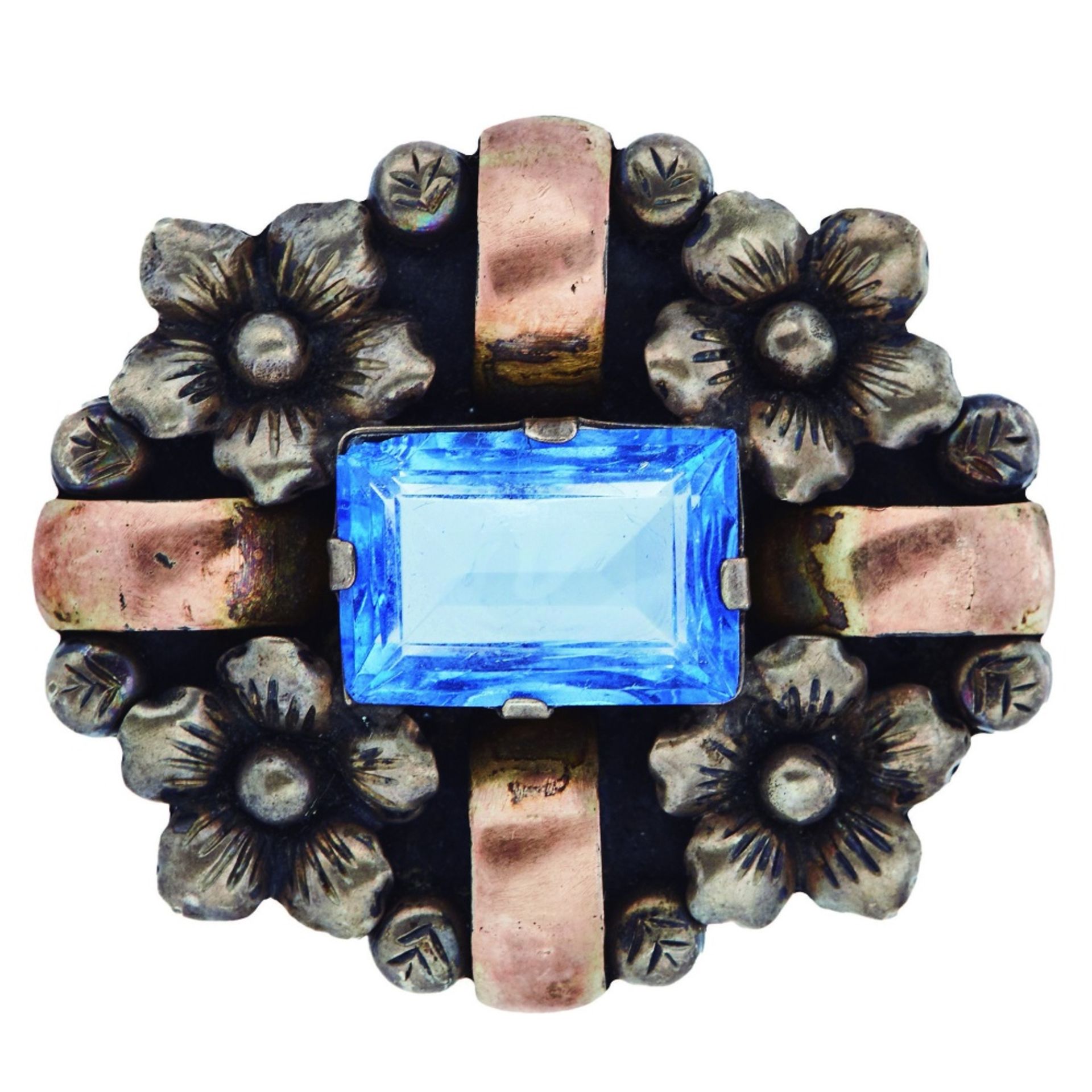 Broche en plata con símil de topacio azul, c.1940.