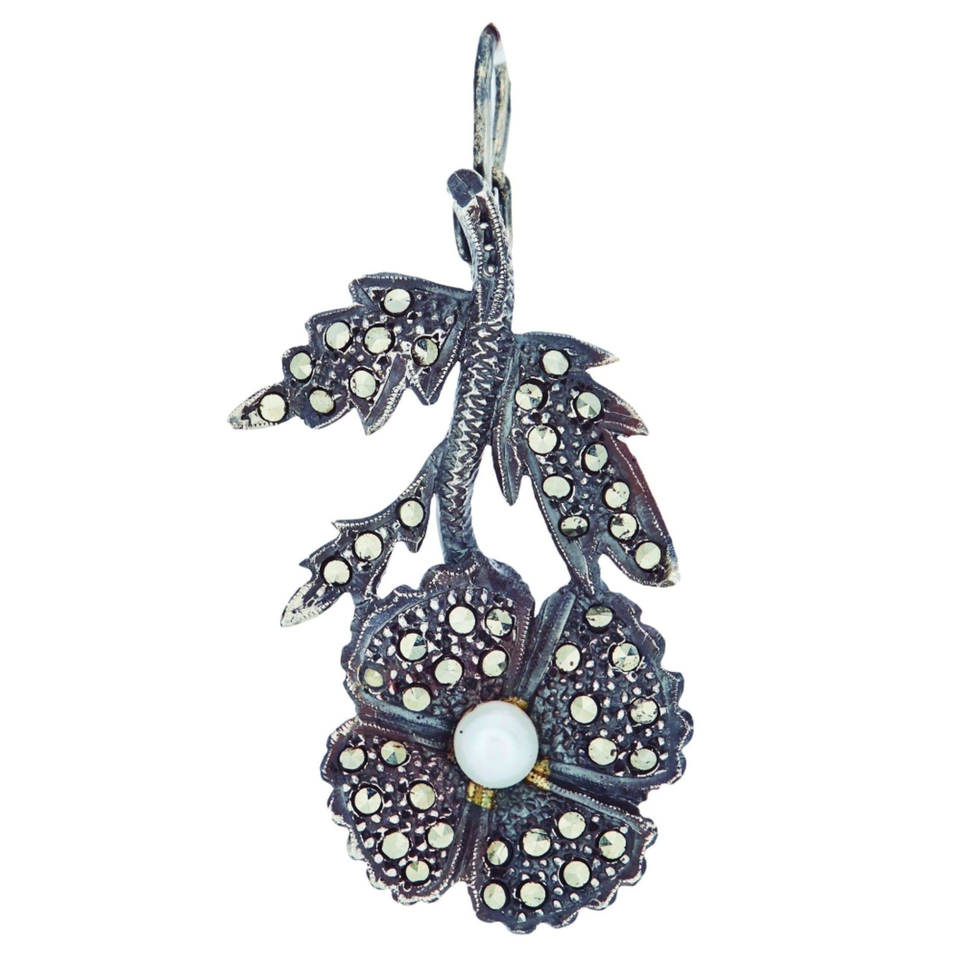 Lote de dos broches diseño floral en plata con perlas, marquesitas, símiles de rubí y diamantes, c.1 - Bild 3 aus 3
