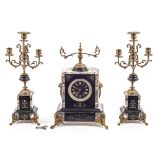 Reloj de sobremesa Napoleón III con pareja de candelabros de cinco luces. Francia, último cuarto del