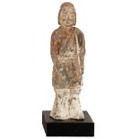 Militar. Figura en terracota con restos de policromía. China, periodo Seis Dinastias, 534-549 d.C.