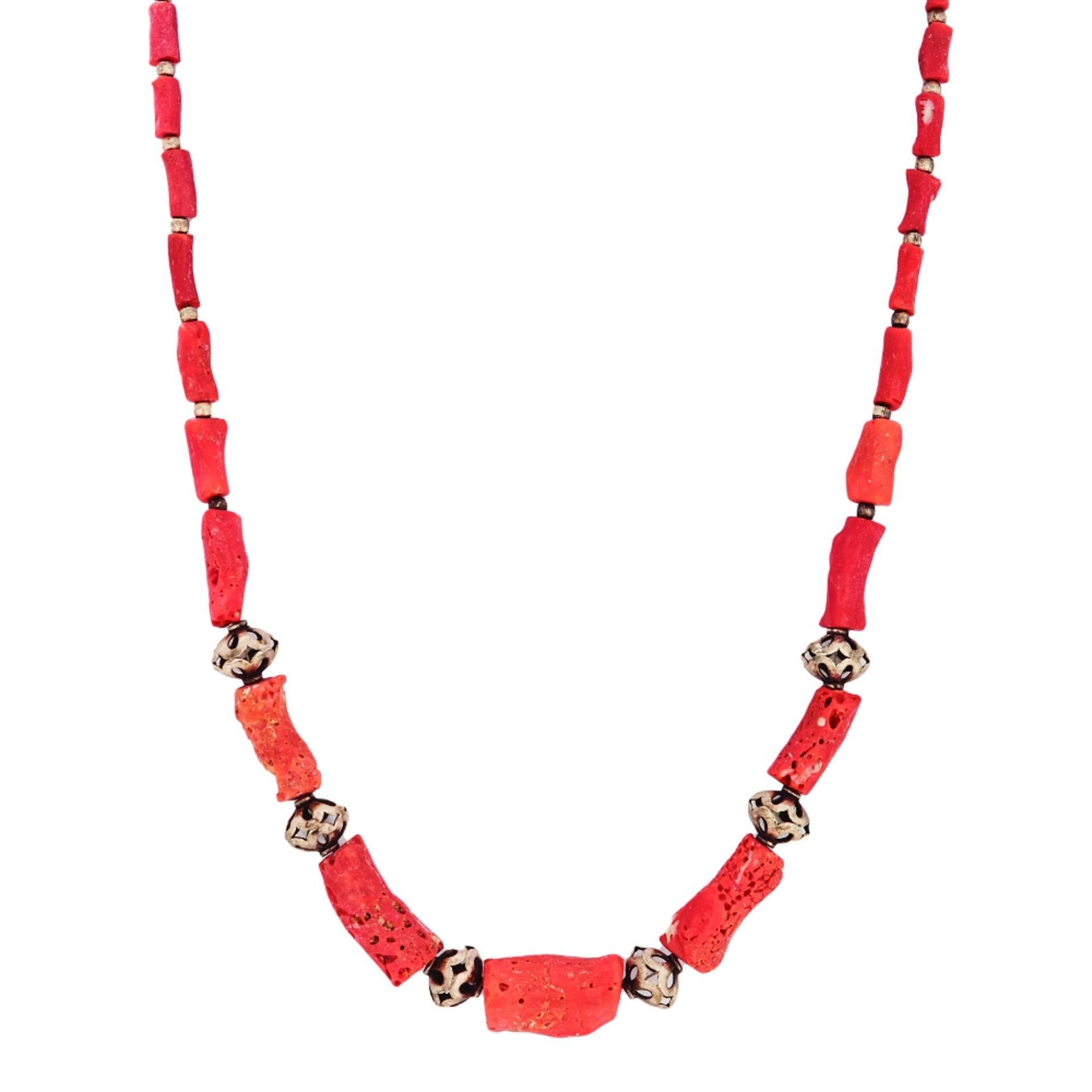 Collar de raíz de coral.
 