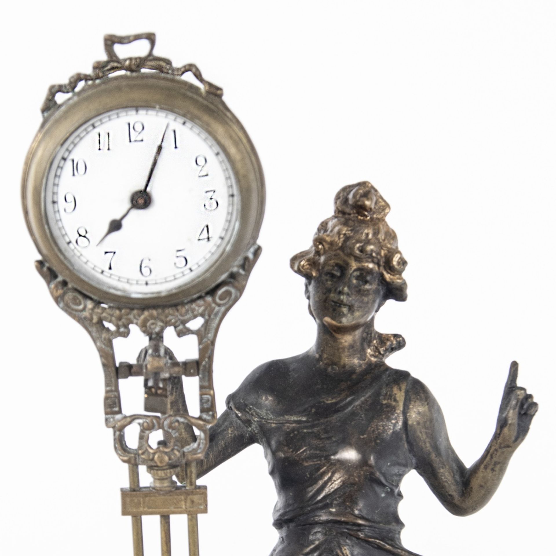 Reloj de péndulo Art Nouveau diseño figura femenina, ppios. del s.XX. - Image 2 of 3