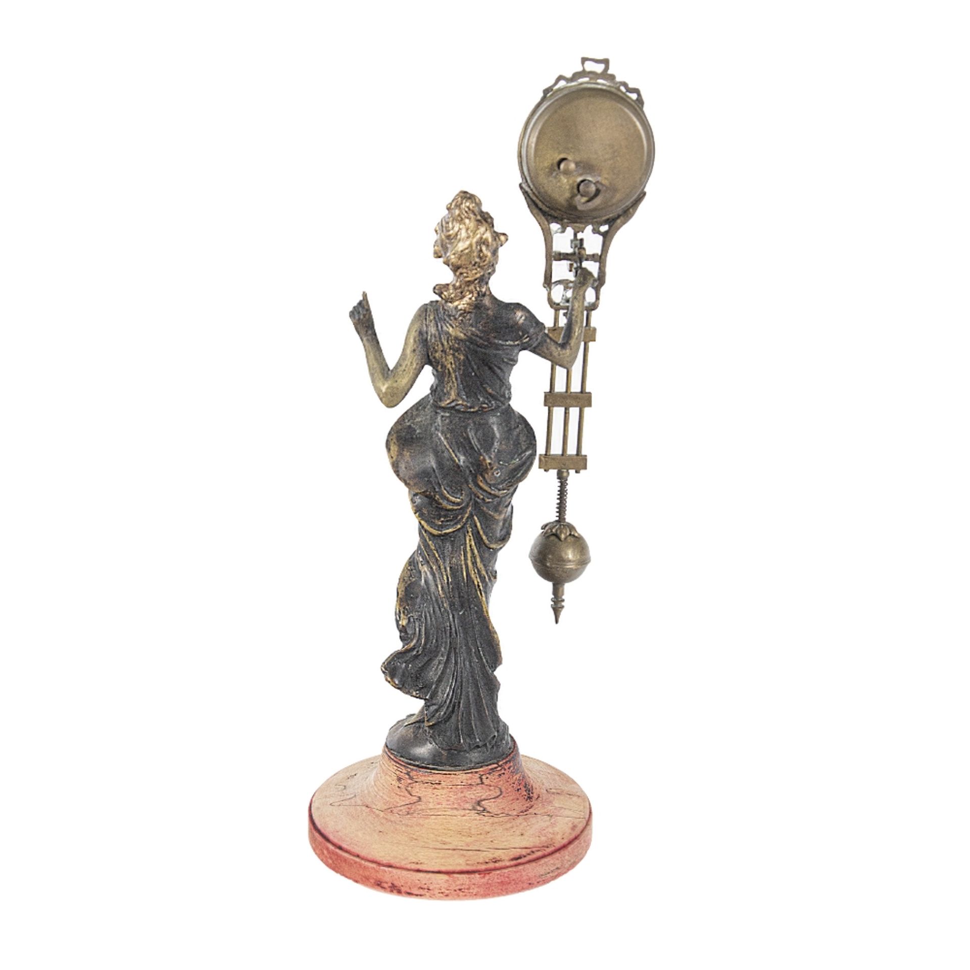 Reloj de péndulo Art Nouveau diseño figura femenina, ppios. del s.XX. - Image 3 of 3