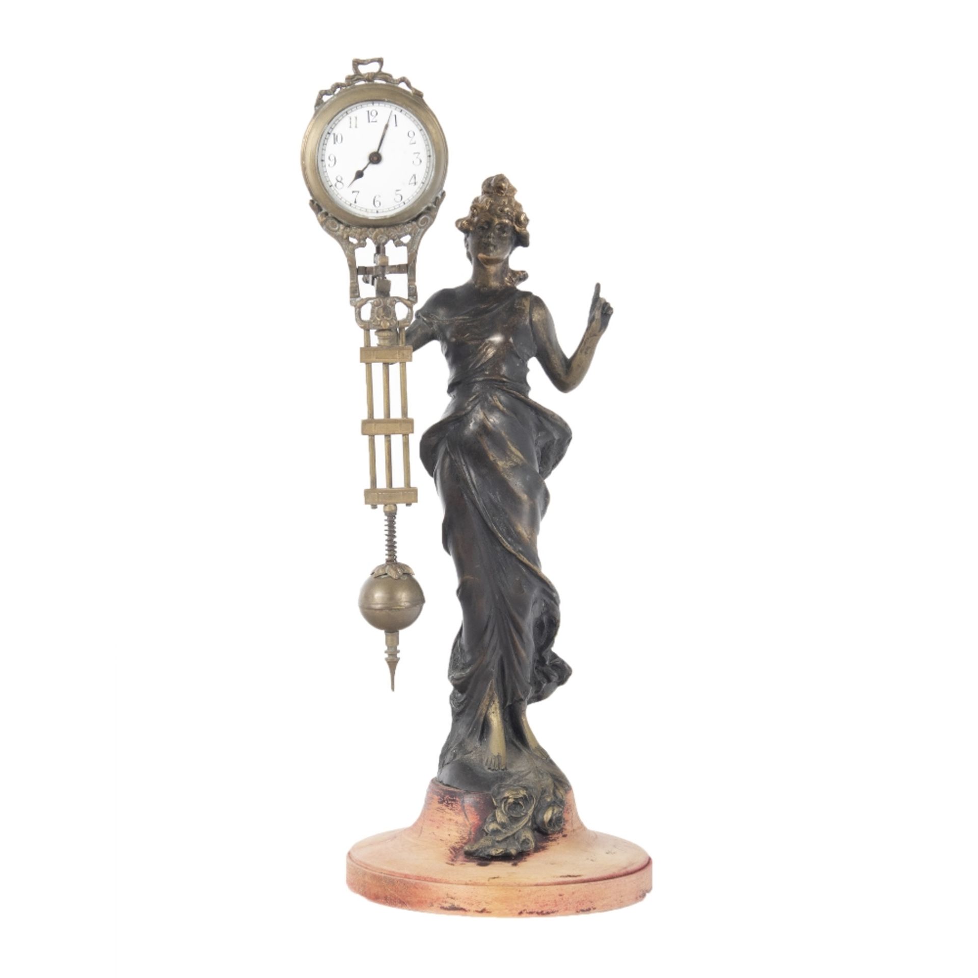 Reloj de péndulo Art Nouveau diseño figura femenina, ppios. del s.XX.