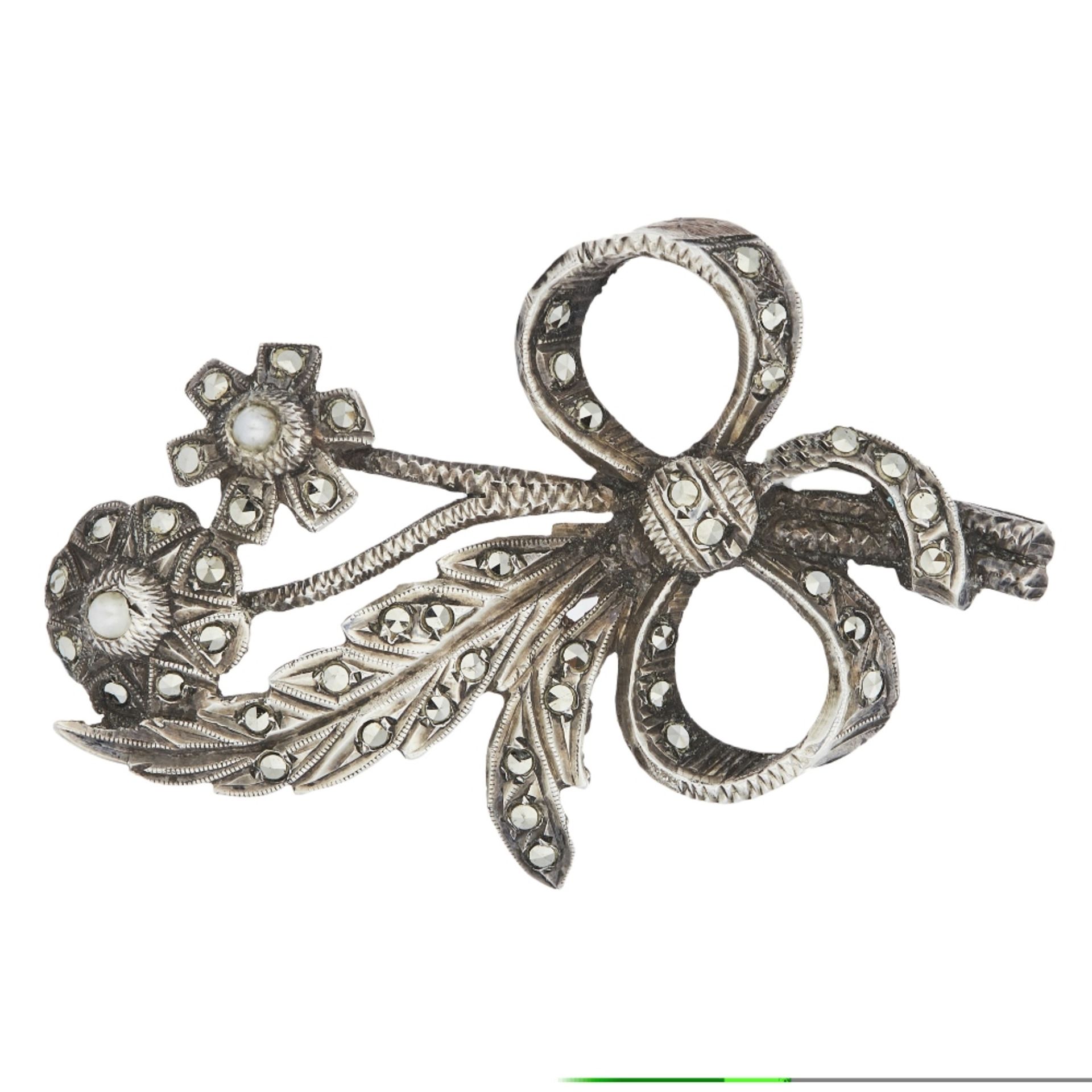 Lote de broche, colgante y pendientes en plata con marquesitas. - Image 3 of 4