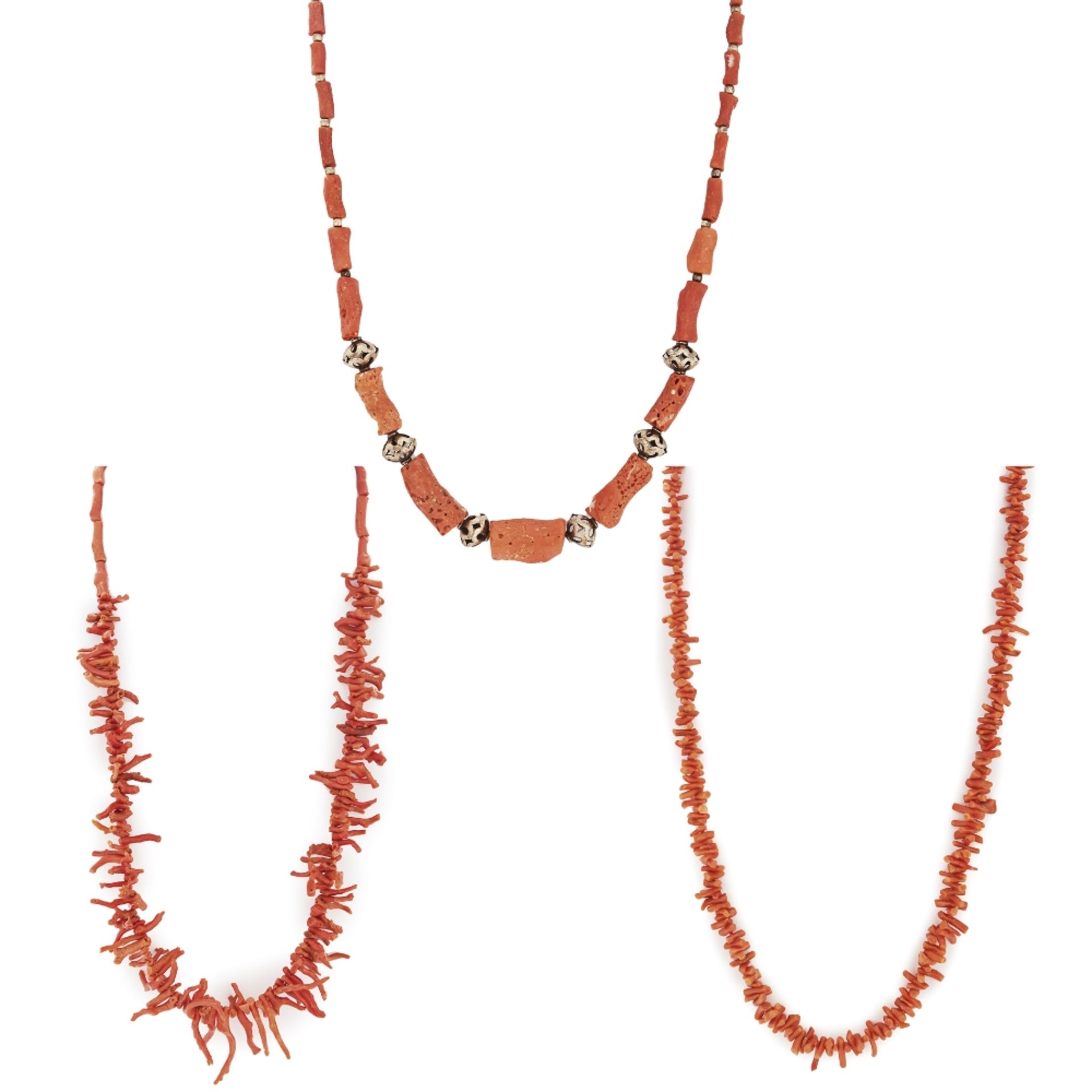 Lote de tres collares de raíz de coral.