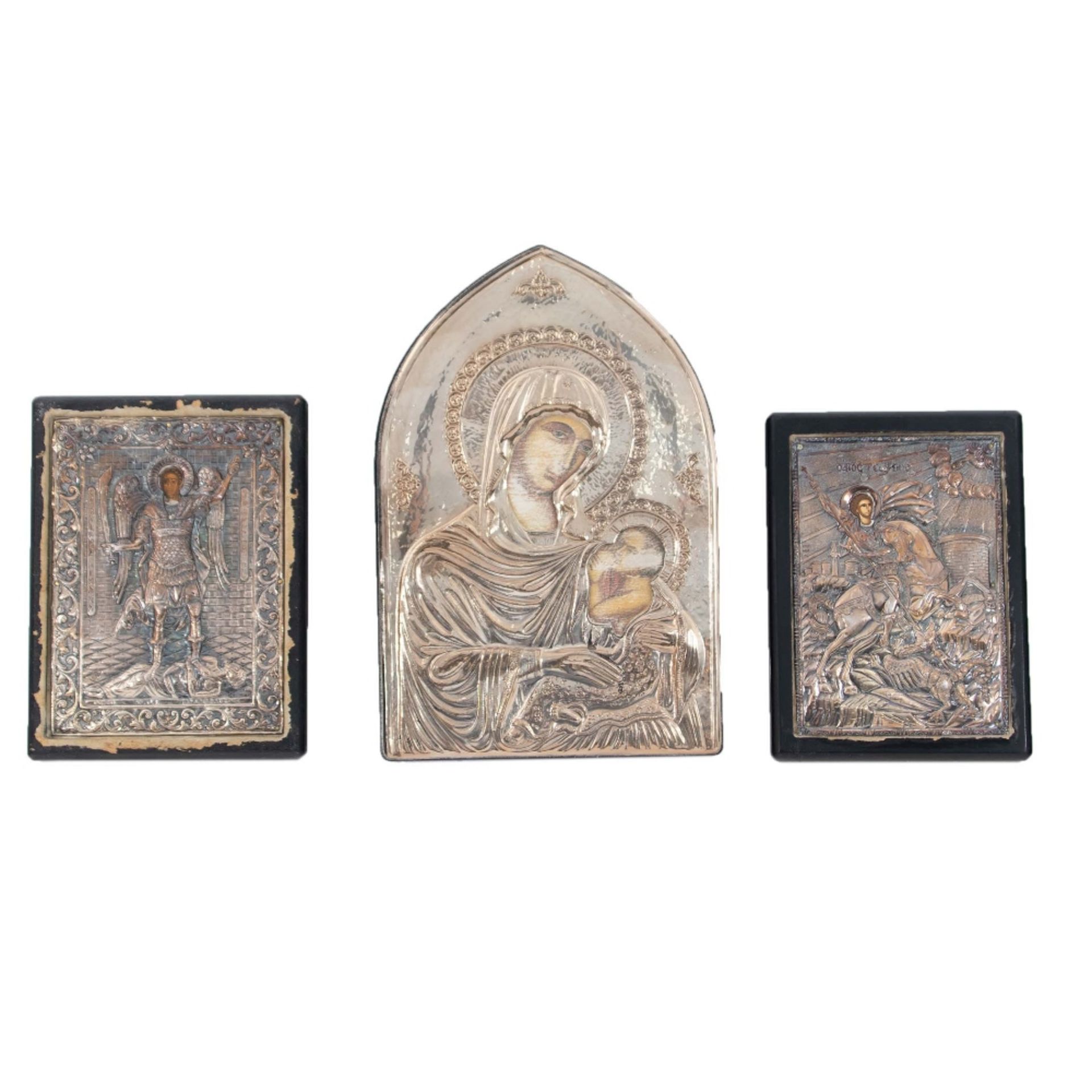 Lote de tres iconos ortodoxos en plata, s.XX.