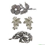 Lote de broche, colgante y pendientes en plata con marquesitas.