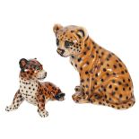 Cachorros de leopardo. Dos figuras en cerámica esmaltada.