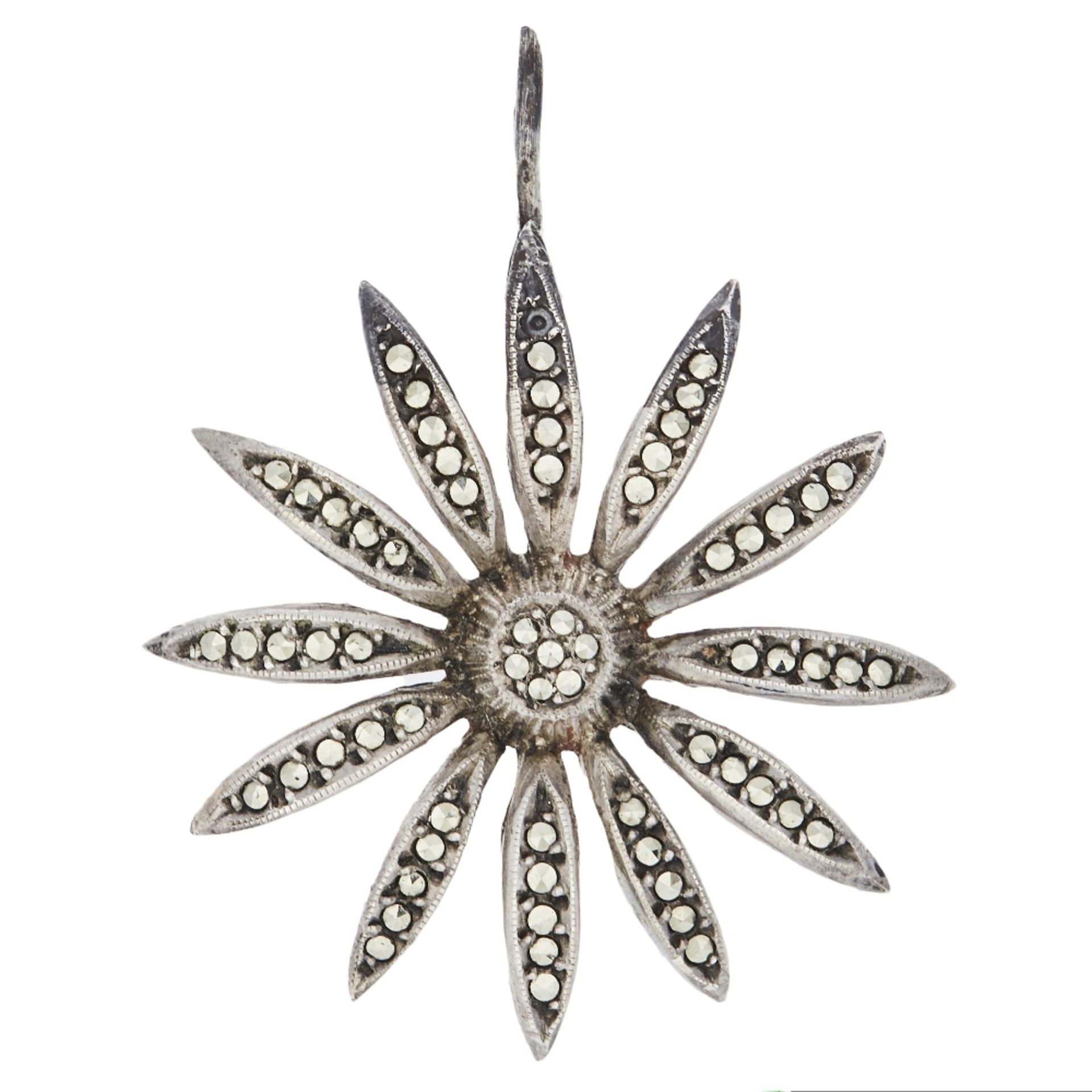 Lote de broche, colgante y pendientes en plata con marquesitas. - Image 2 of 4