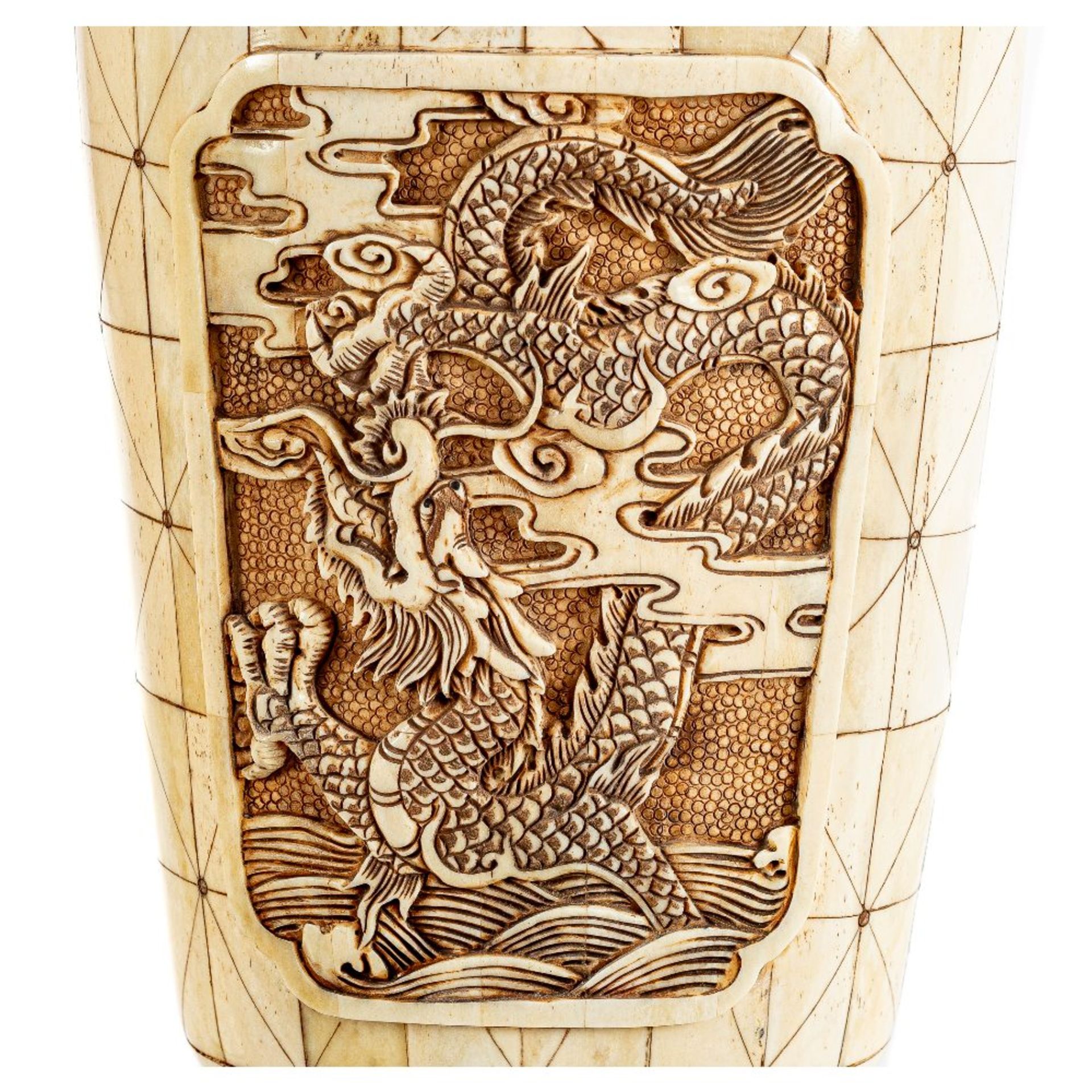 Pareja de jarrones decorativos en hueso tallado. China, s.XX.  - Image 3 of 8