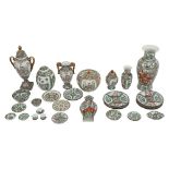 Lote de 37 piezas en porcelana de Cantón Familia Rosa. China, s.XX.