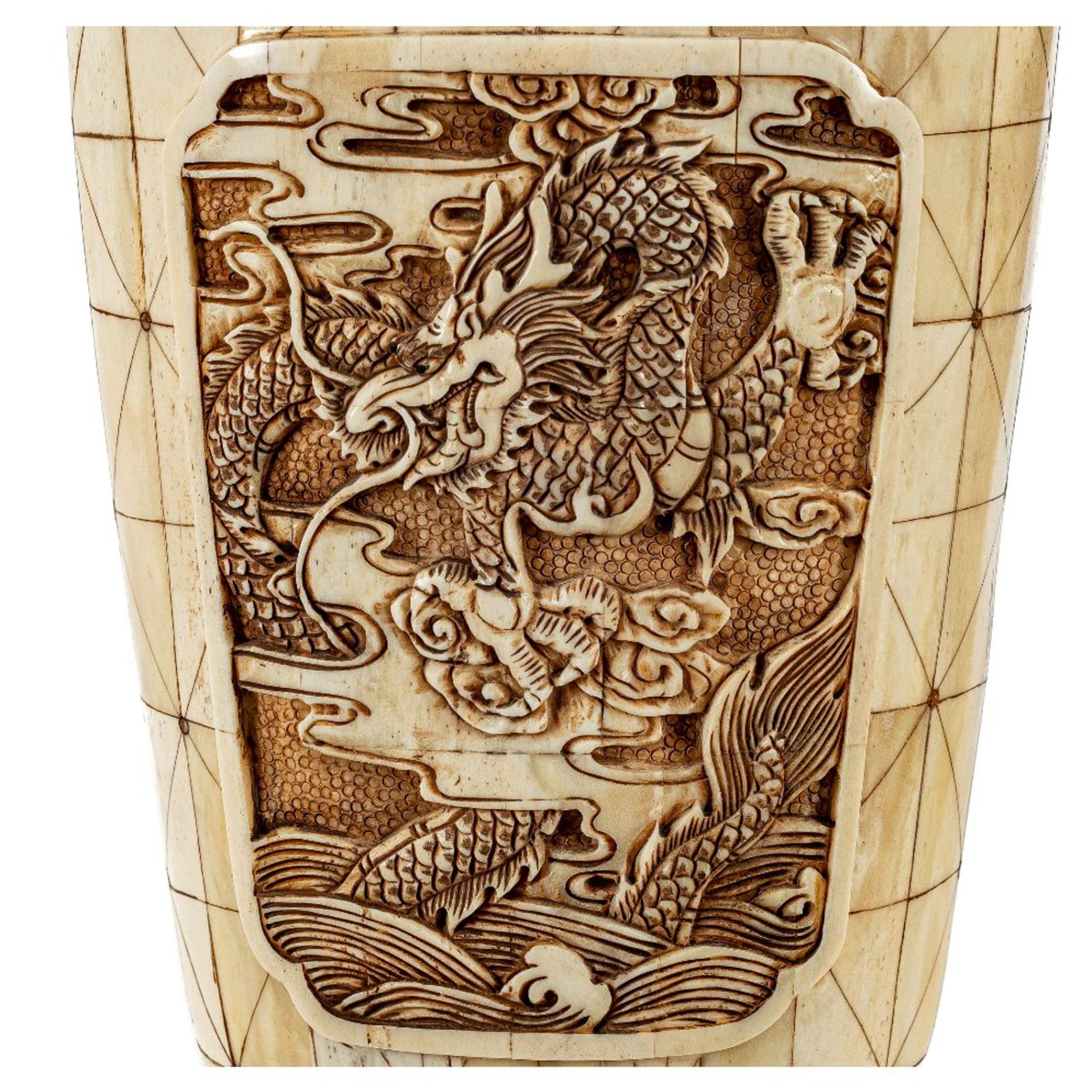Pareja de jarrones decorativos en hueso tallado. China, s.XX.  - Image 5 of 8