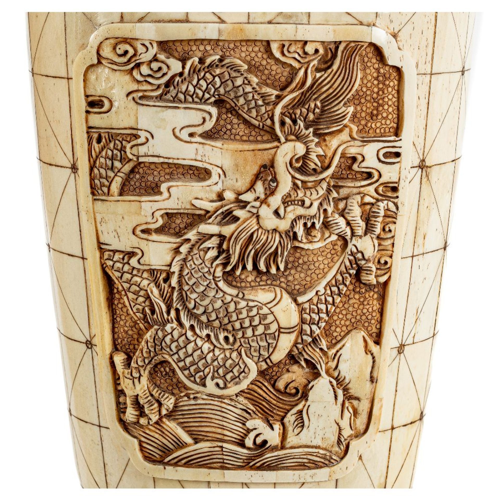 Pareja de jarrones decorativos en hueso tallado. China, s.XX.  - Image 6 of 8