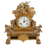 Reloj de sobremesa estilo Luis XVI en bronce dorado. Francia, s.XIX.