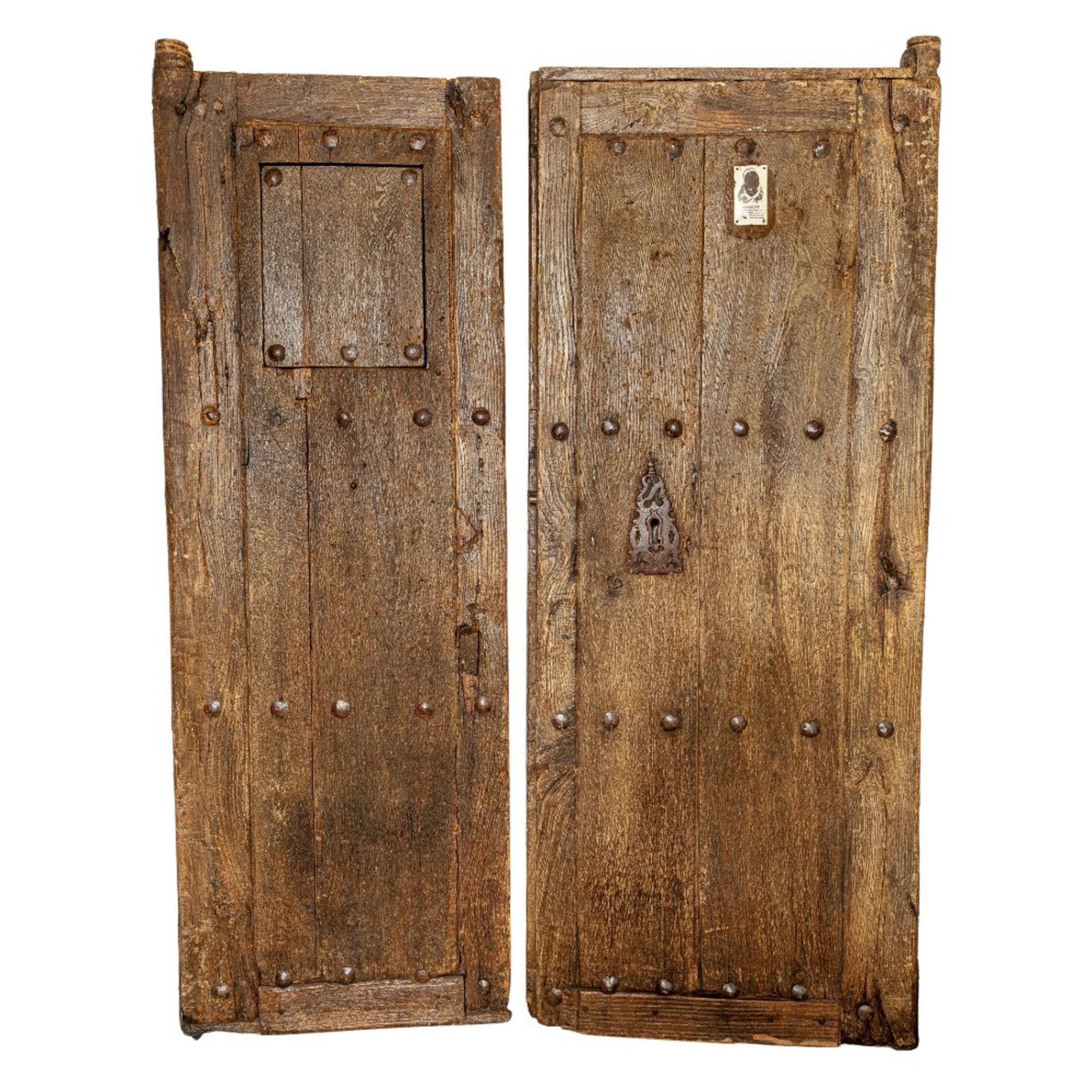 Puerta de doble hoja en madera de roble tallada y herrajes, s.XVII-XVIII.