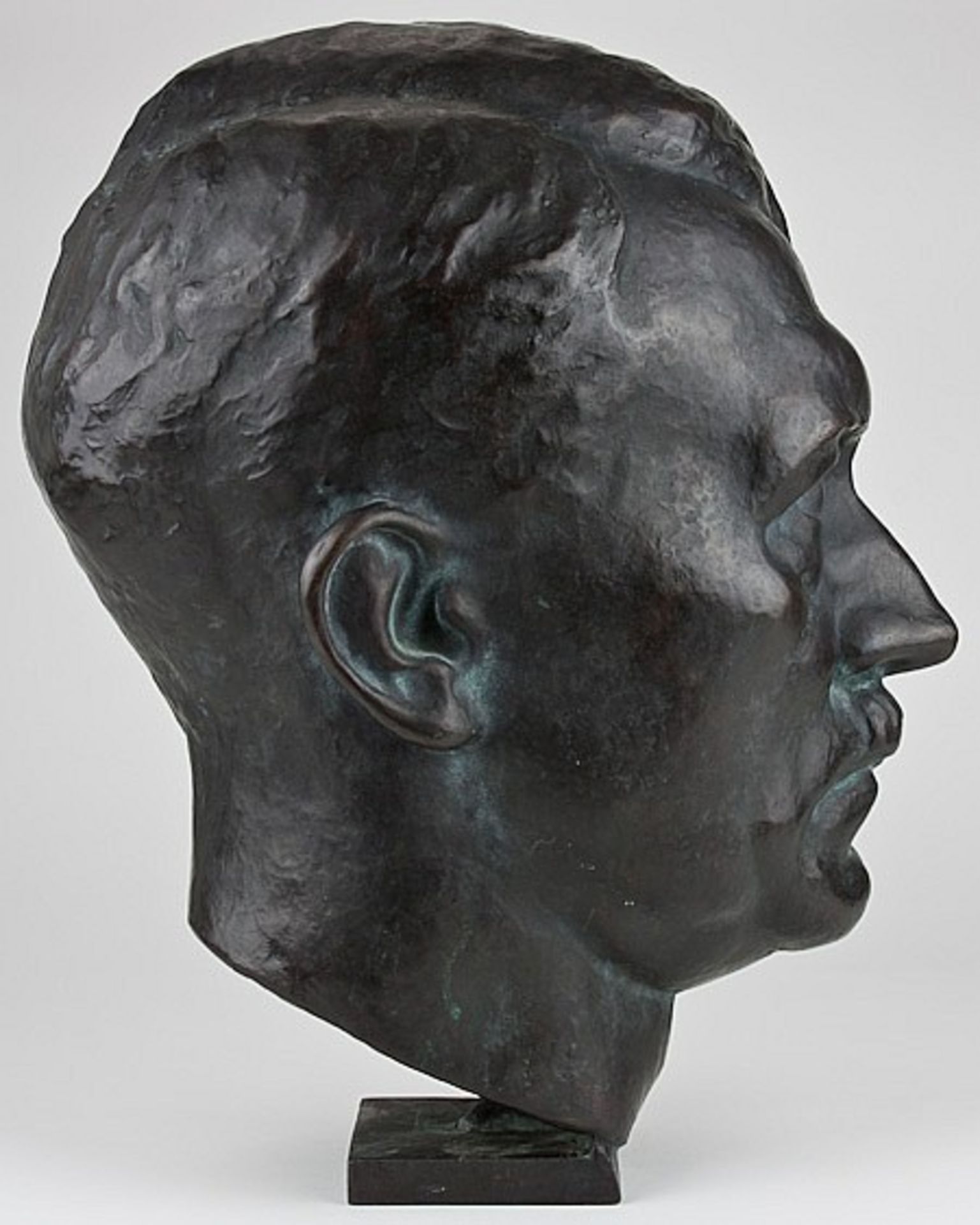 BUST OF ADOLF HITLER OWNED BY JOSEPH GOEBBELS AND PRESENTED TO ONE OF HIS SPIES - Image 4 of 16