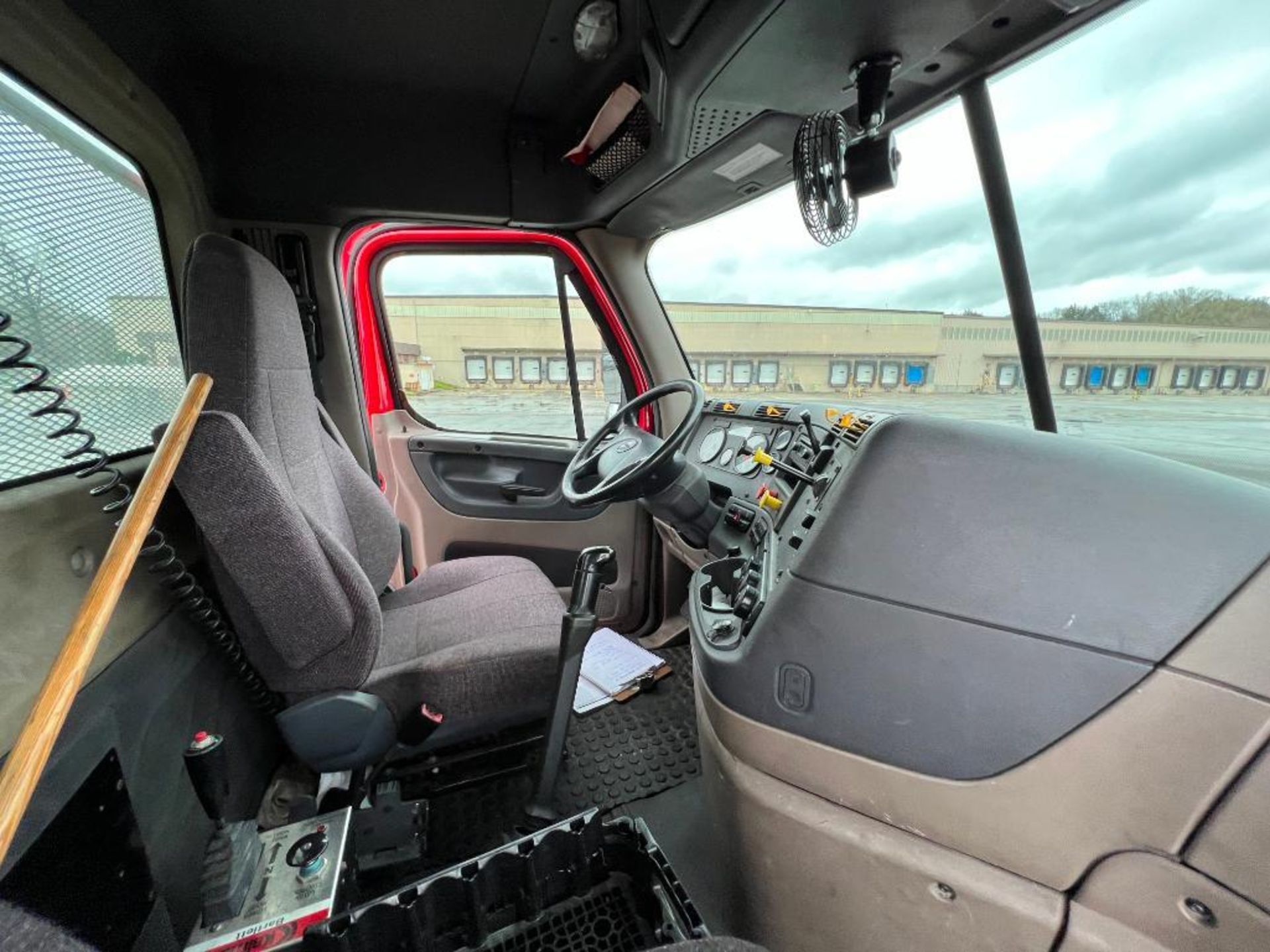 2013 Freightliner Cascadia Yard truck - Image 6 of 45