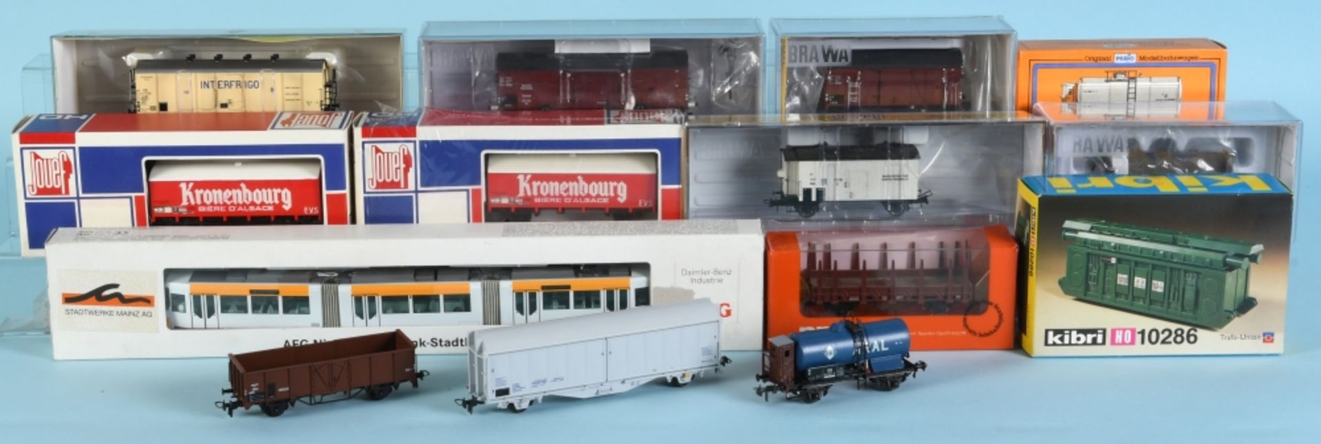 Modellbahn - Güterwagen, 12 Stück und 1 "AEG Niederflur-Gelenk-Stadtbahnwagen"