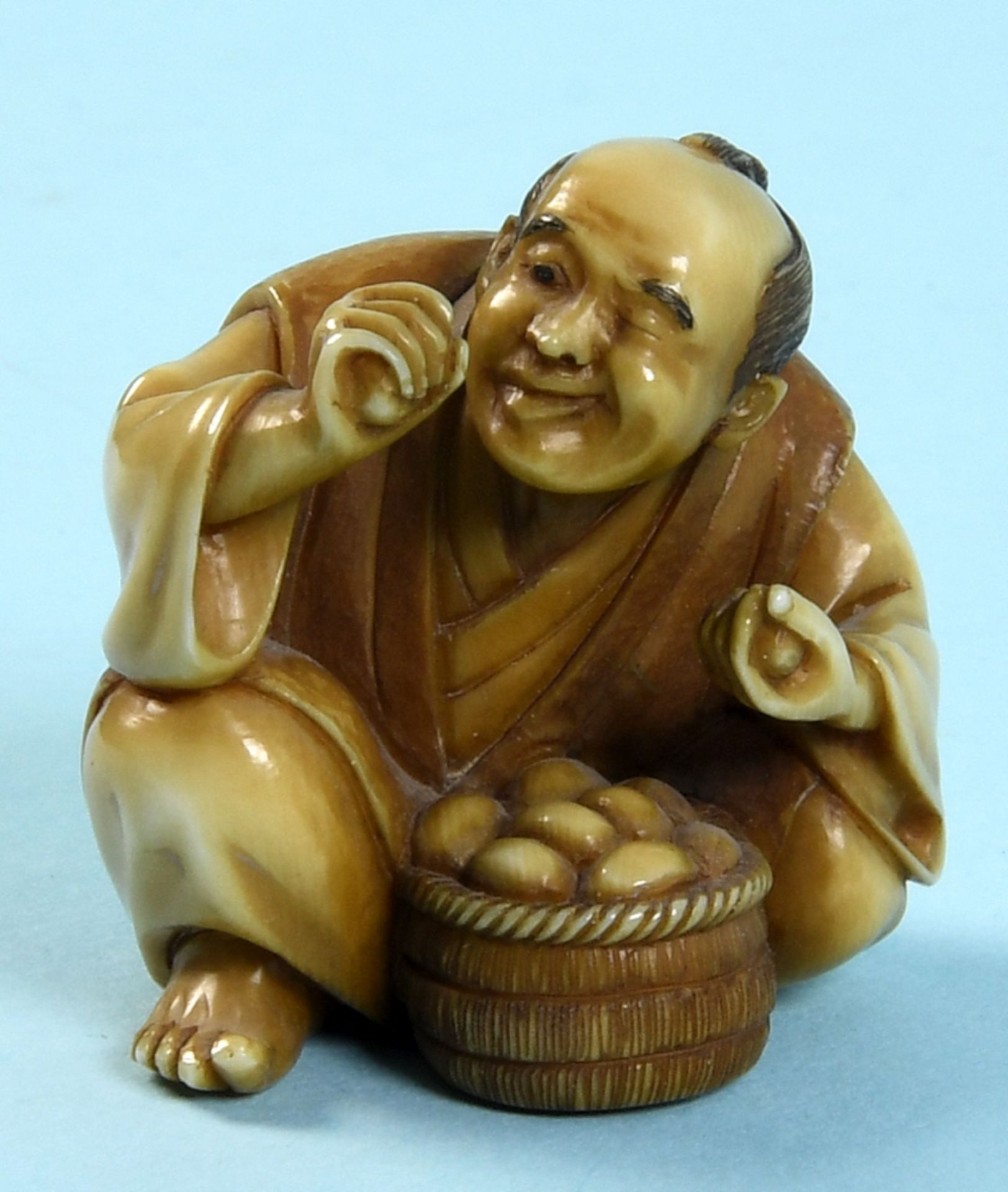 Netsuke - Sitzender Bauer