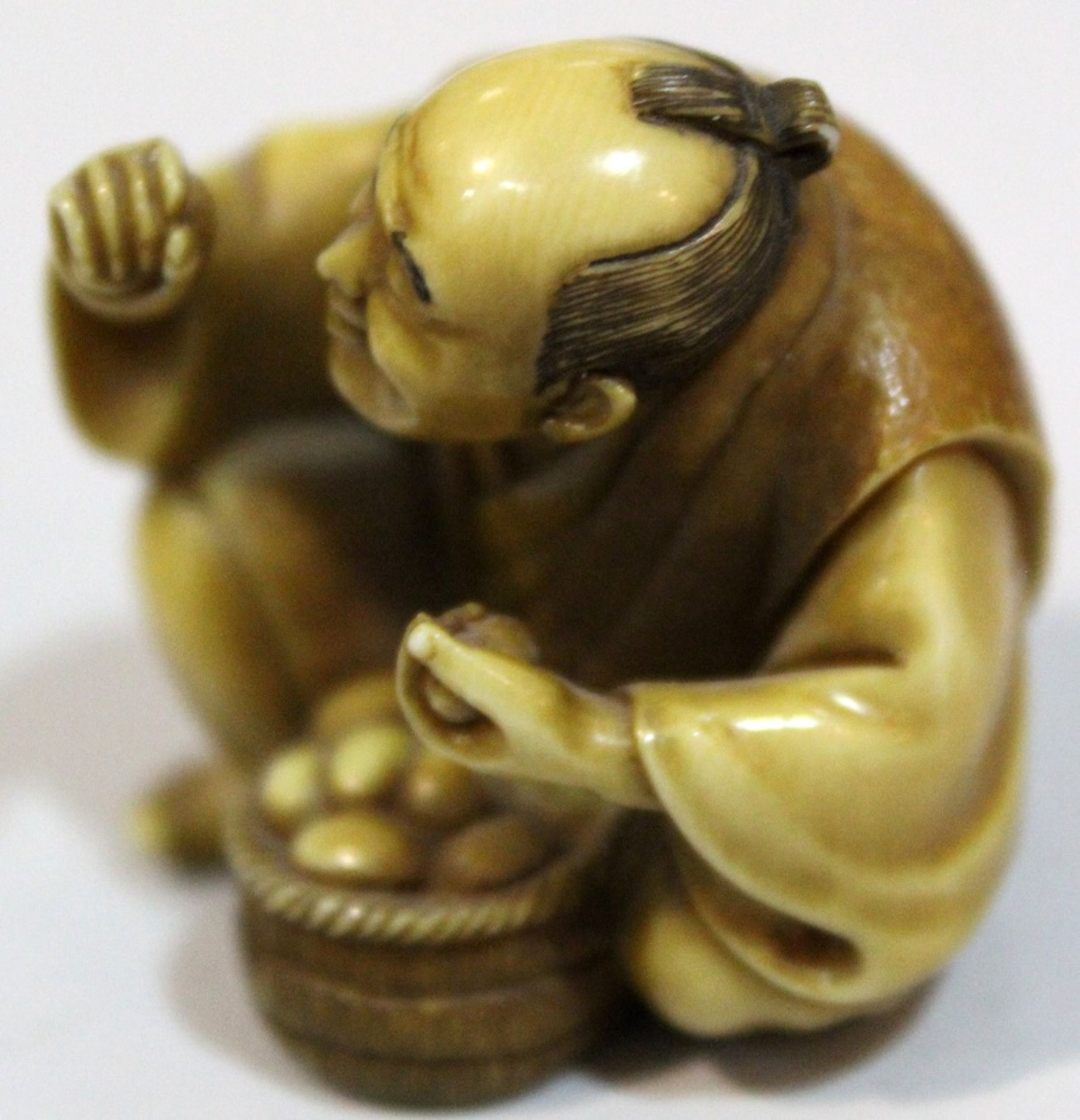 Netsuke - Sitzender Bauer - Bild 5 aus 5