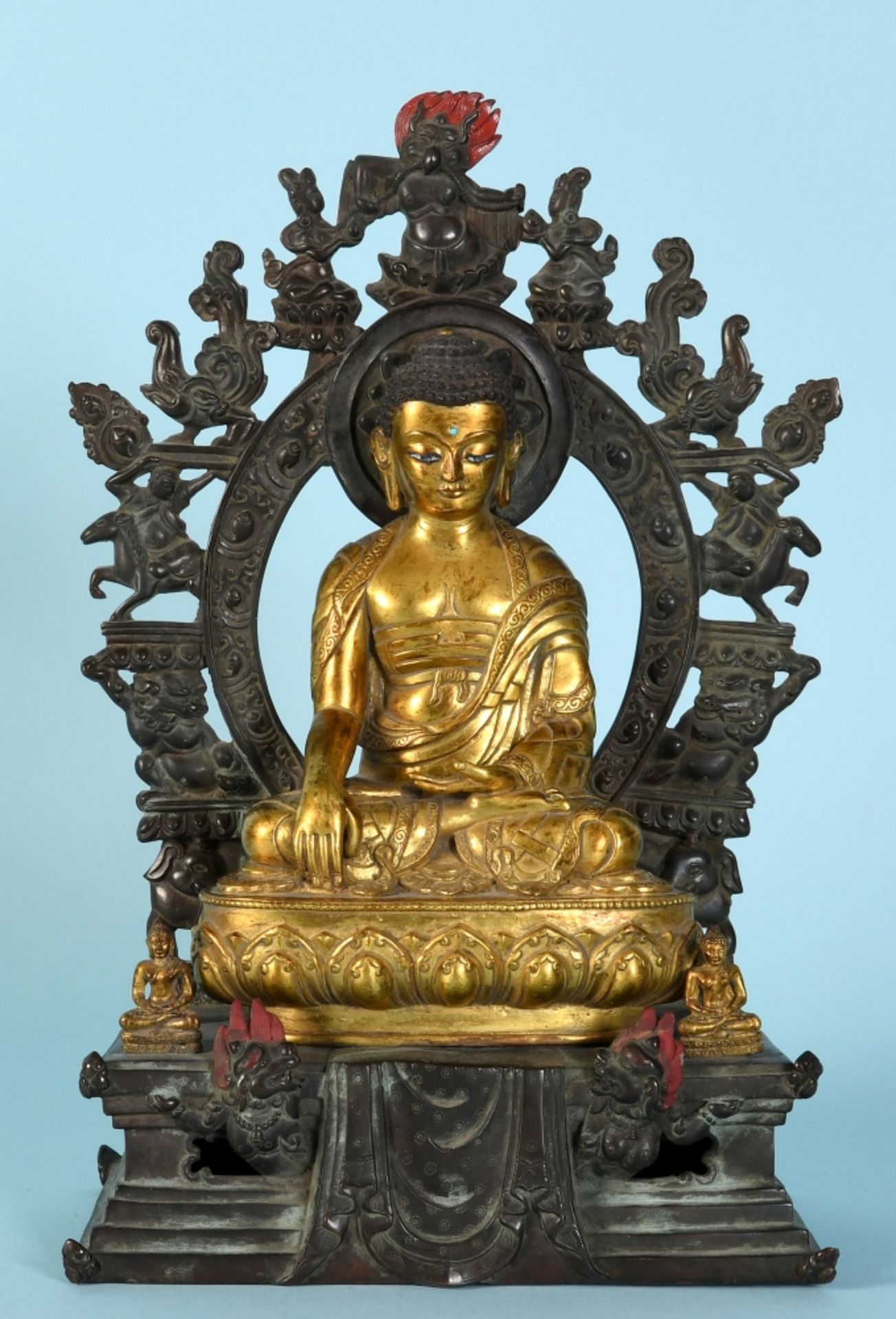 Sitzender Buddha auf Löwenthron