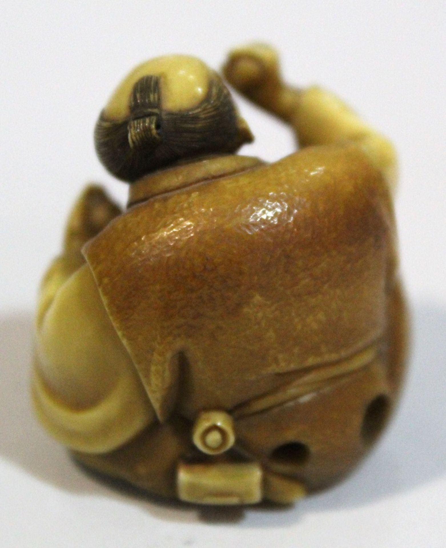 Netsuke - Sitzender Bauer - Bild 3 aus 5