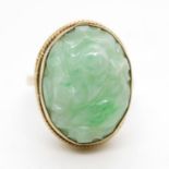 Carved jadeite and 9ct gold ring size O 6.5g