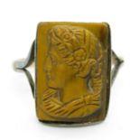 9ct gold tigers eye Intaglio ring of Roman Centurion size V 4.8g