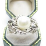 14ct white gold ring inset pearl size M 3.9g