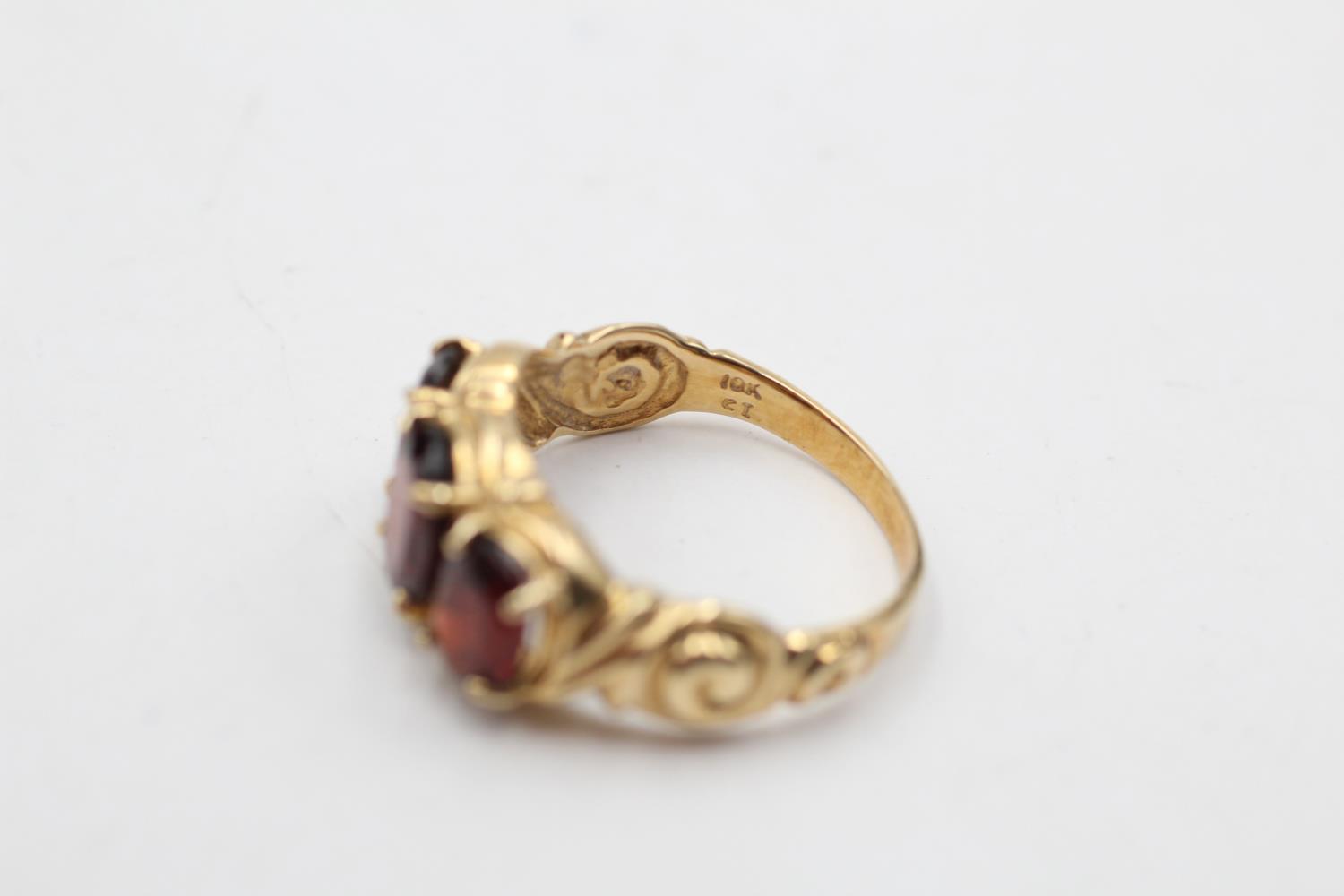 10ct gold vintage garnet trilogy dress ring (3.4g) Size N - Bild 5 aus 5