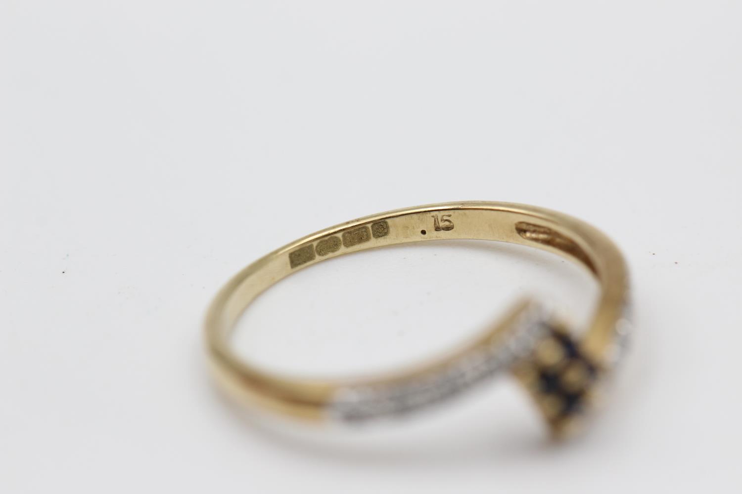 9ct gold diamond & sapphire twist ring (1.9g) Size R - Bild 3 aus 4