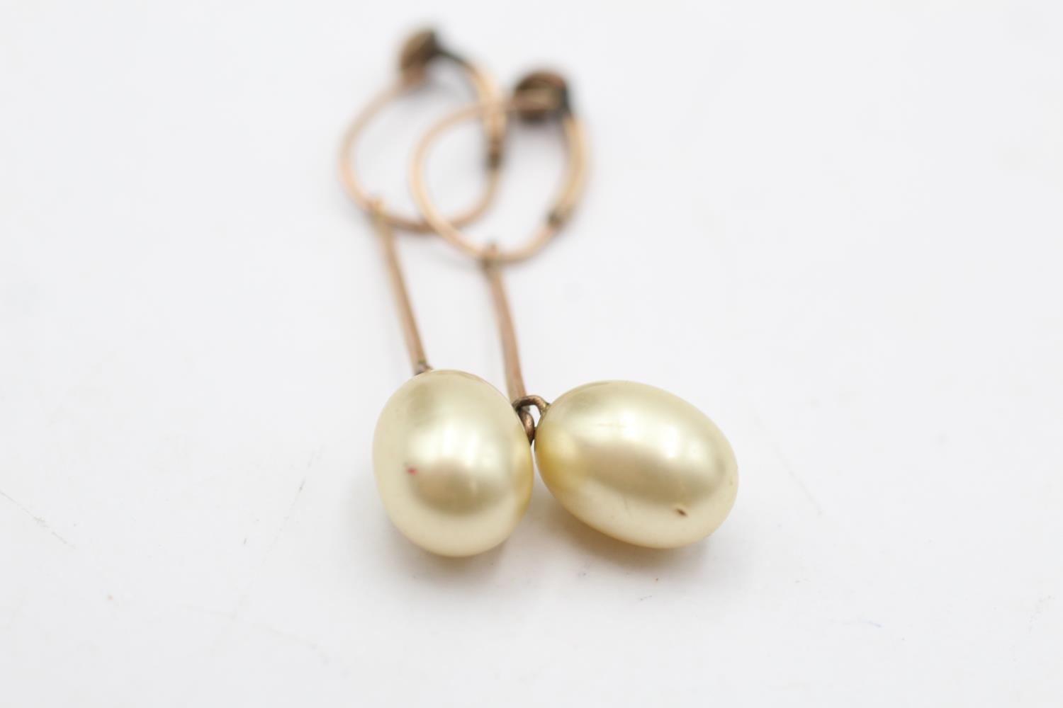 9ct gold antique faux pearl drop earrings (2.4g) - Bild 2 aus 4