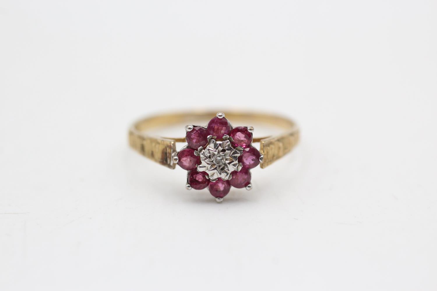 9ct gold vintage ruby & diamond flower ring (1.4g) Size P