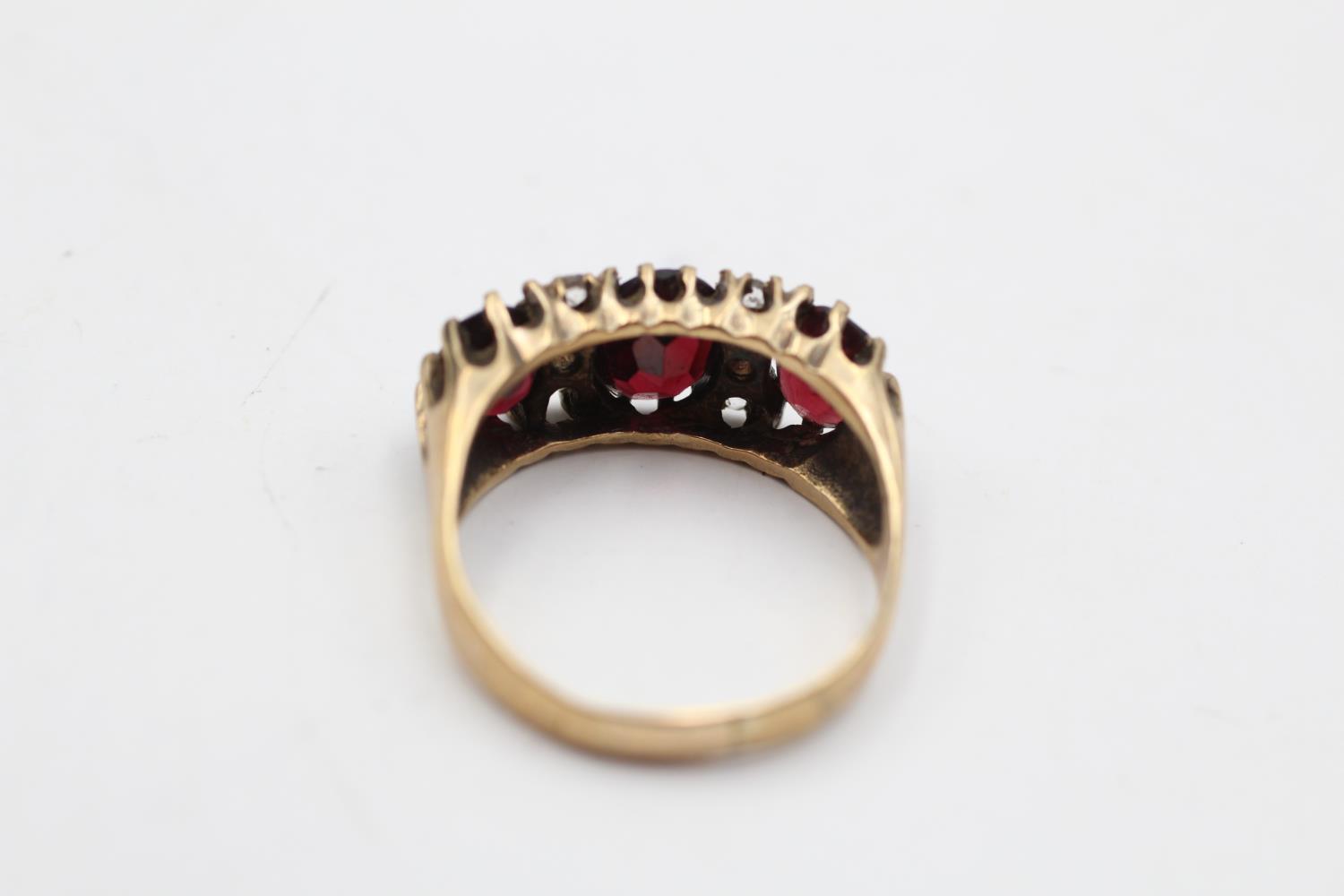 9ct gold vintage garnet & clear gemstone buttercup setting dress ring (4.6g) Size Q - Image 3 of 5