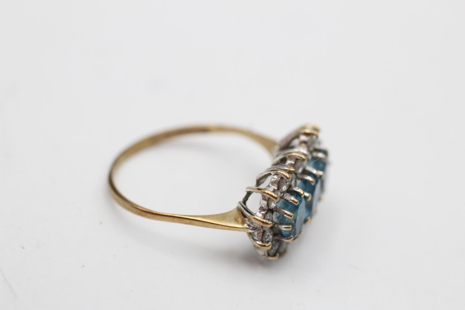 9ct gold vintage topaz & clear gemstone three stone halo dress ring (2.1g) Size O - Image 4 of 5
