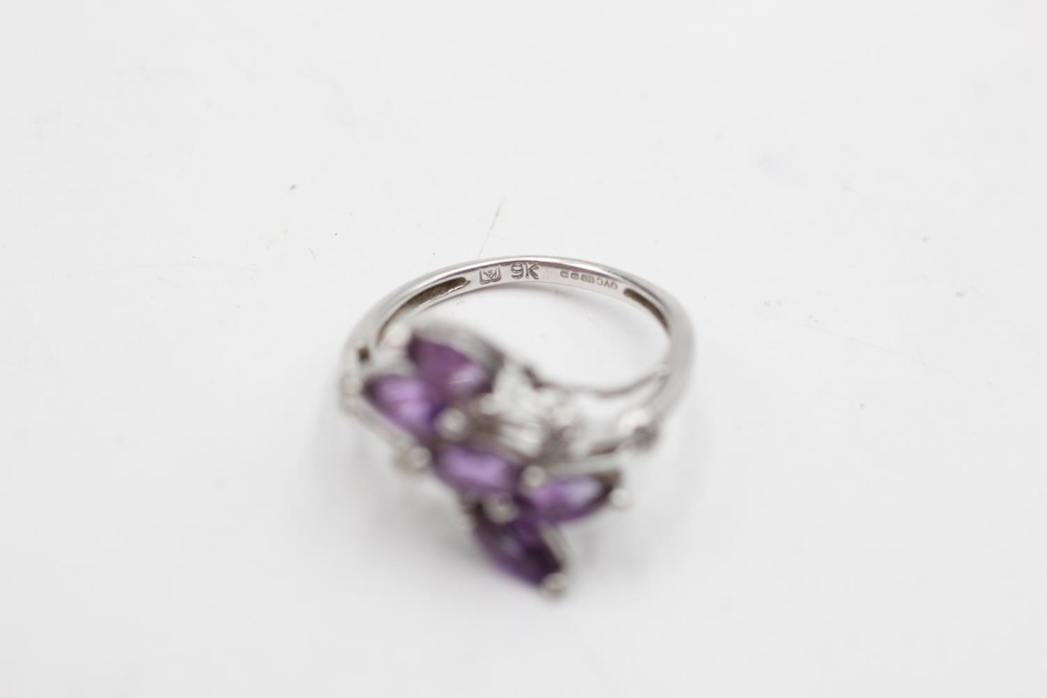 9ct white gold amethyst & diamond overlapping floral setting dress ring (2.3g) Size K - Bild 2 aus 4