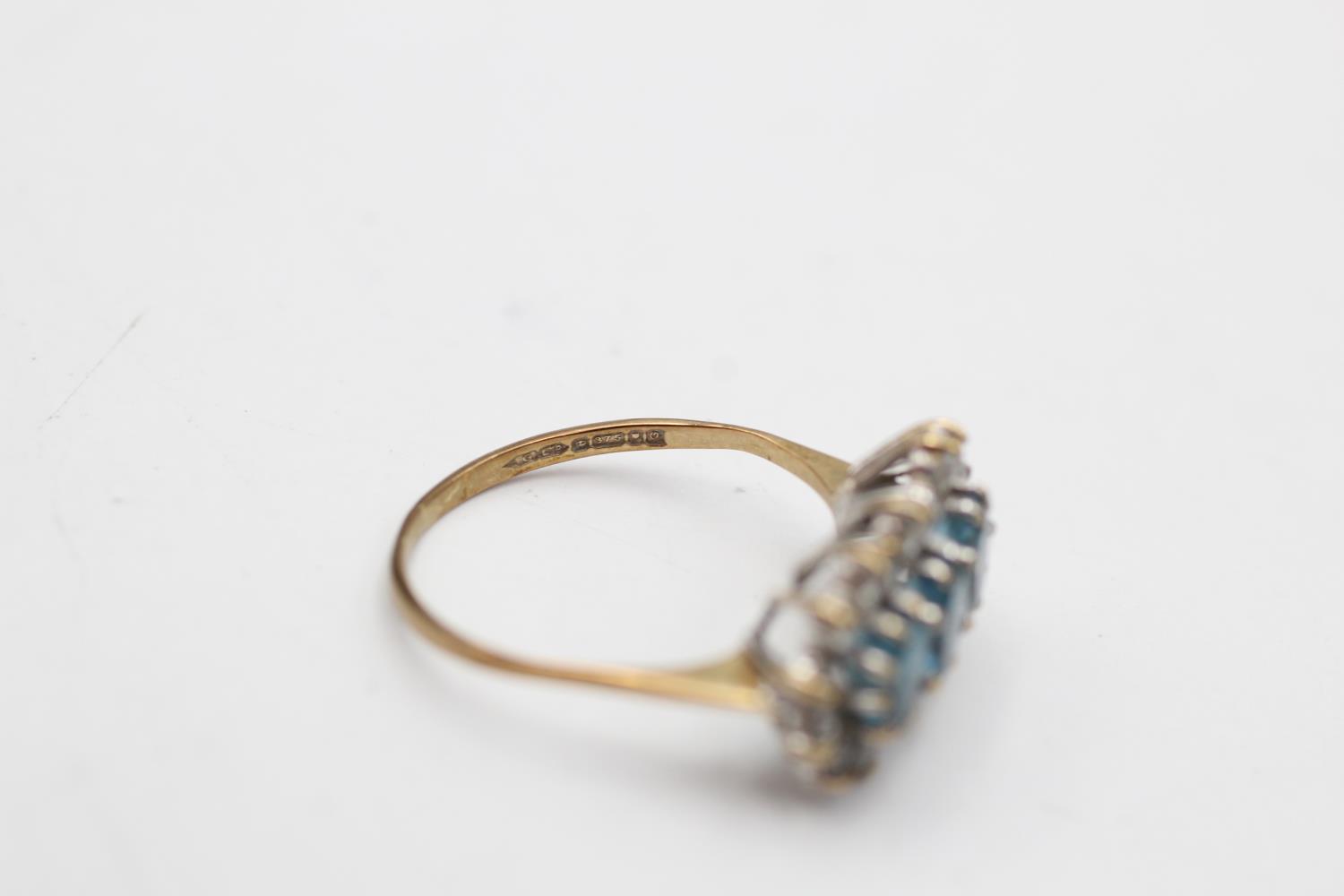 9ct gold vintage topaz & clear gemstone three stone halo dress ring (2.1g) Size O - Image 5 of 5