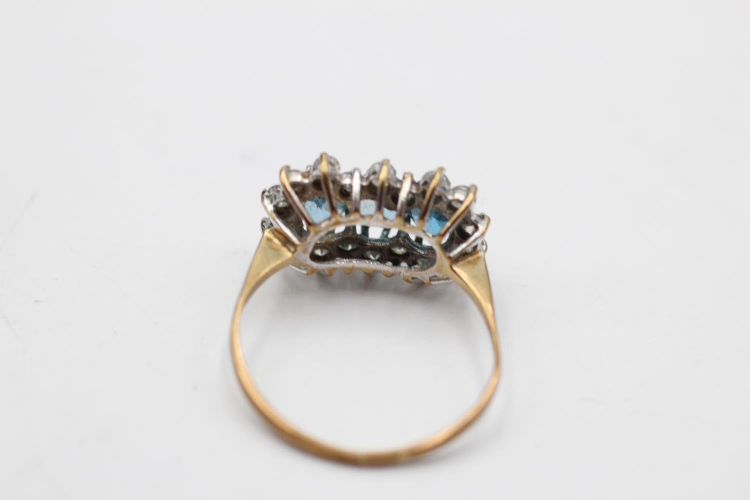 9ct gold vintage topaz & clear gemstone three stone halo dress ring (2.1g) Size O - Image 3 of 5