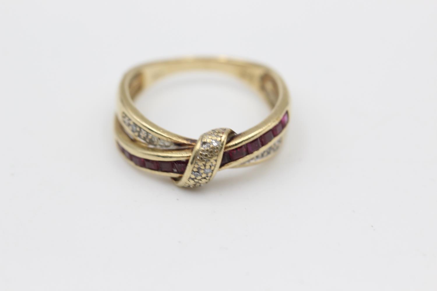 9ct gold diamond & ruby cross over ring (2.5g) Size L