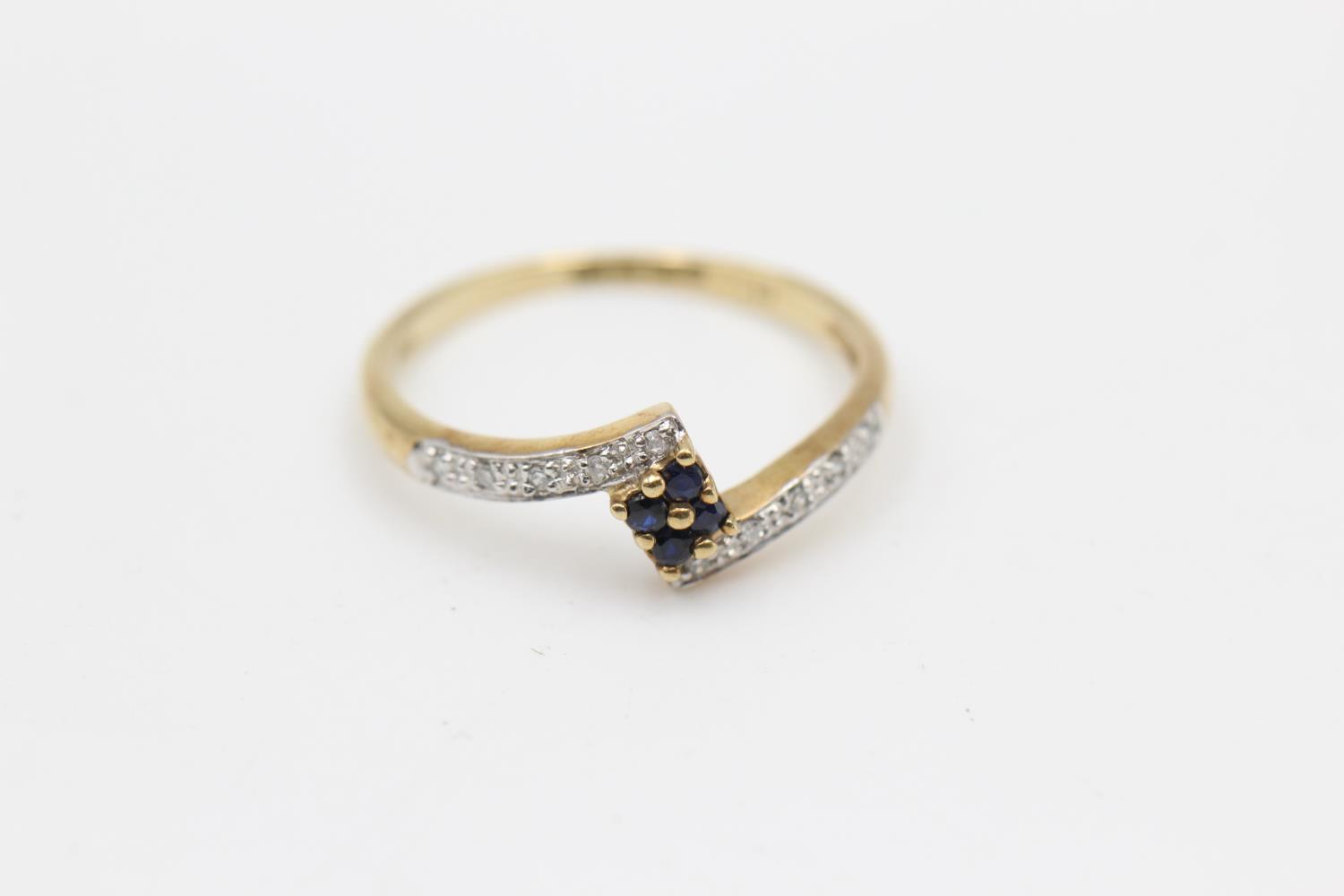 9ct gold diamond & sapphire twist ring (1.9g) Size R