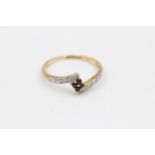 9ct gold diamond & sapphire twist ring (1.9g) Size R