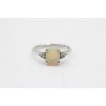 9ct white gold opal fancy ring (1.8g) Size J