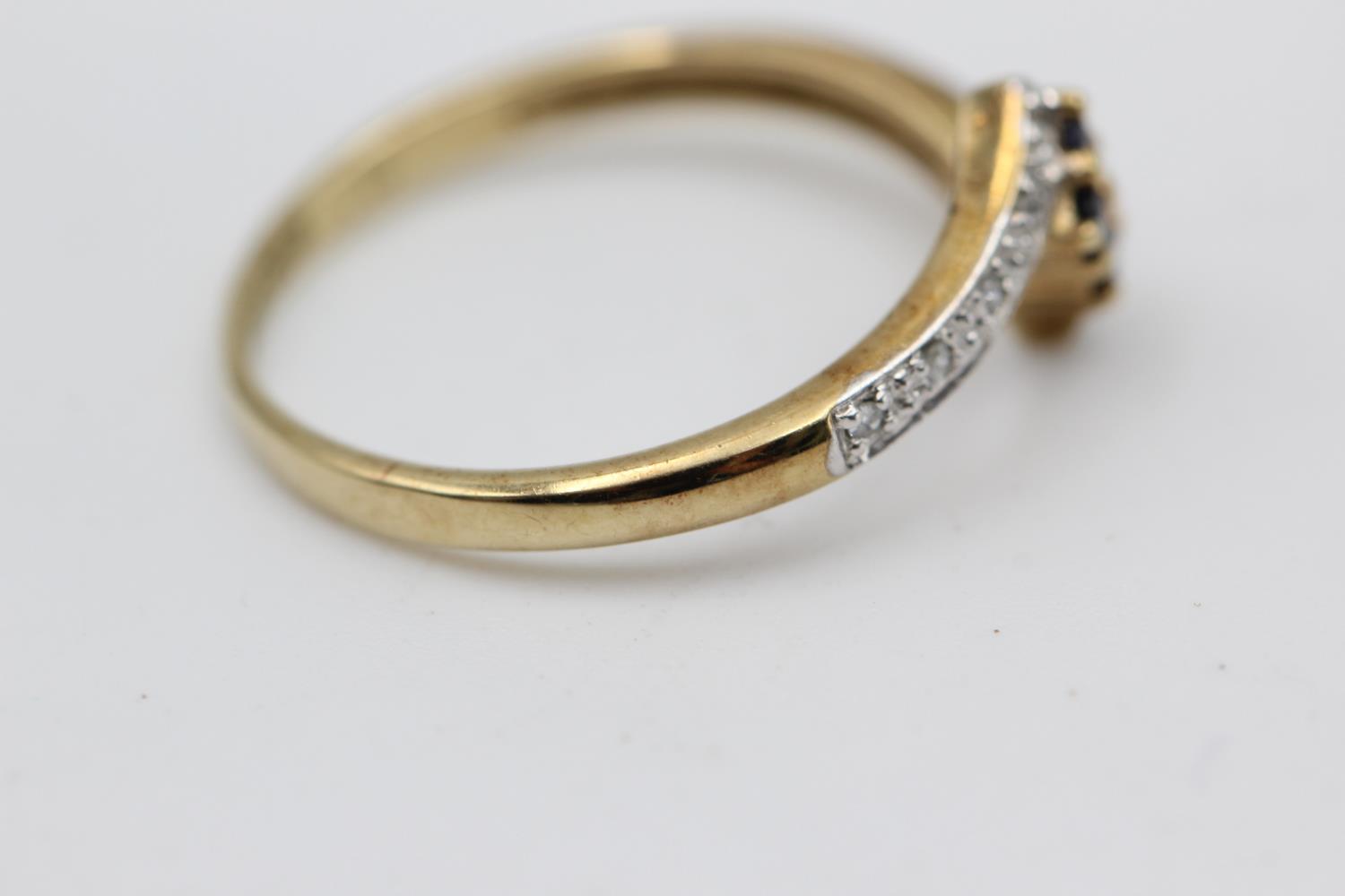 9ct gold diamond & sapphire twist ring (1.9g) Size R - Bild 2 aus 4