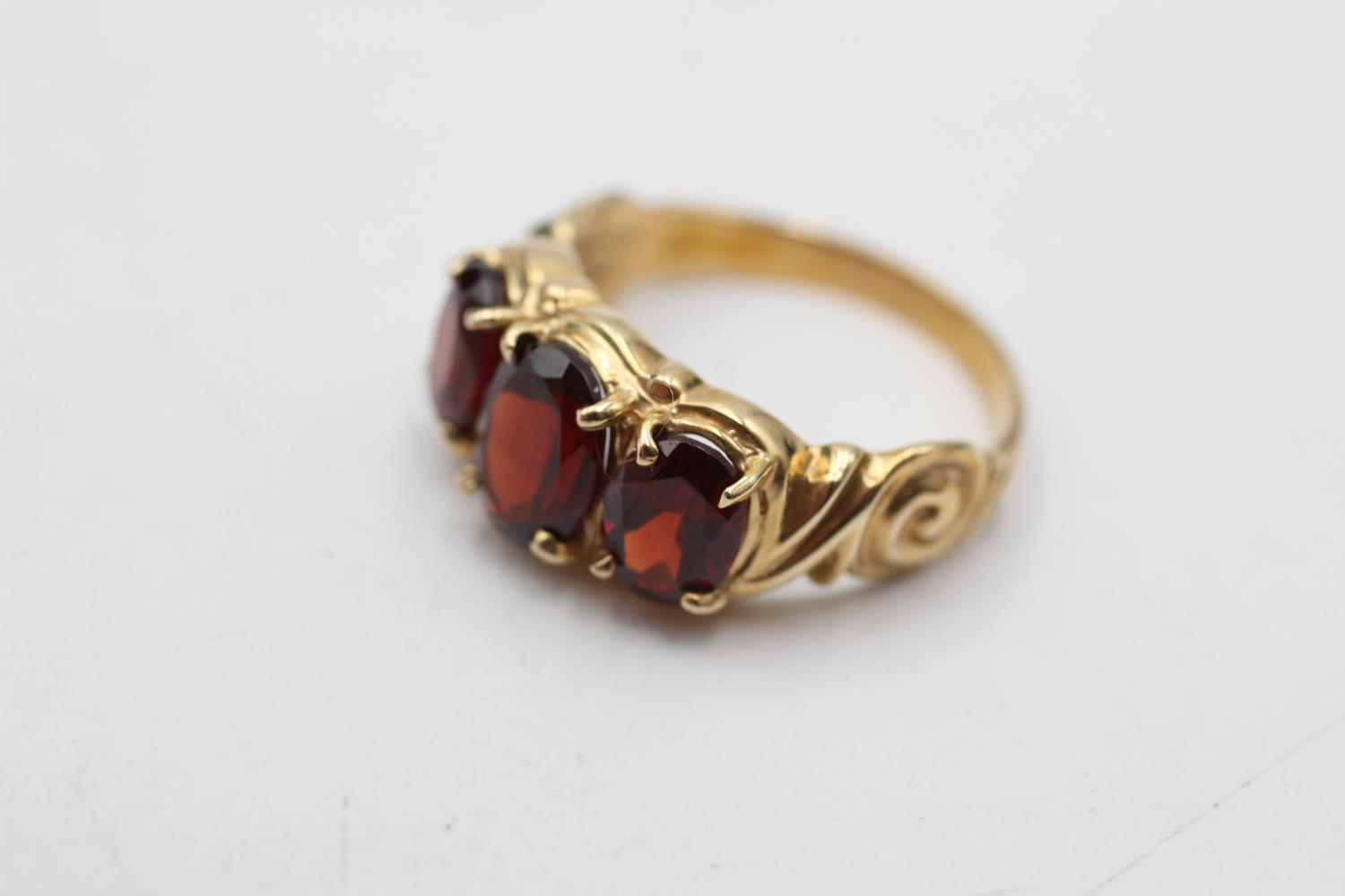 10ct gold vintage garnet trilogy dress ring (3.4g) Size N - Bild 2 aus 5