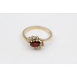 9ct gold garnet & clear gemstone fancy ring (2.7g) Size O