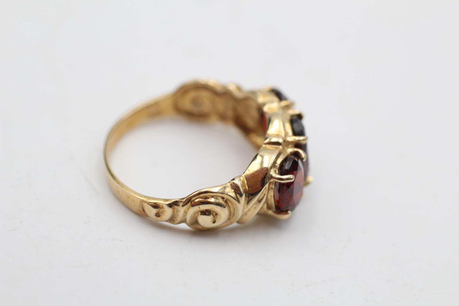 10ct gold vintage garnet trilogy dress ring (3.4g) Size N - Bild 3 aus 5