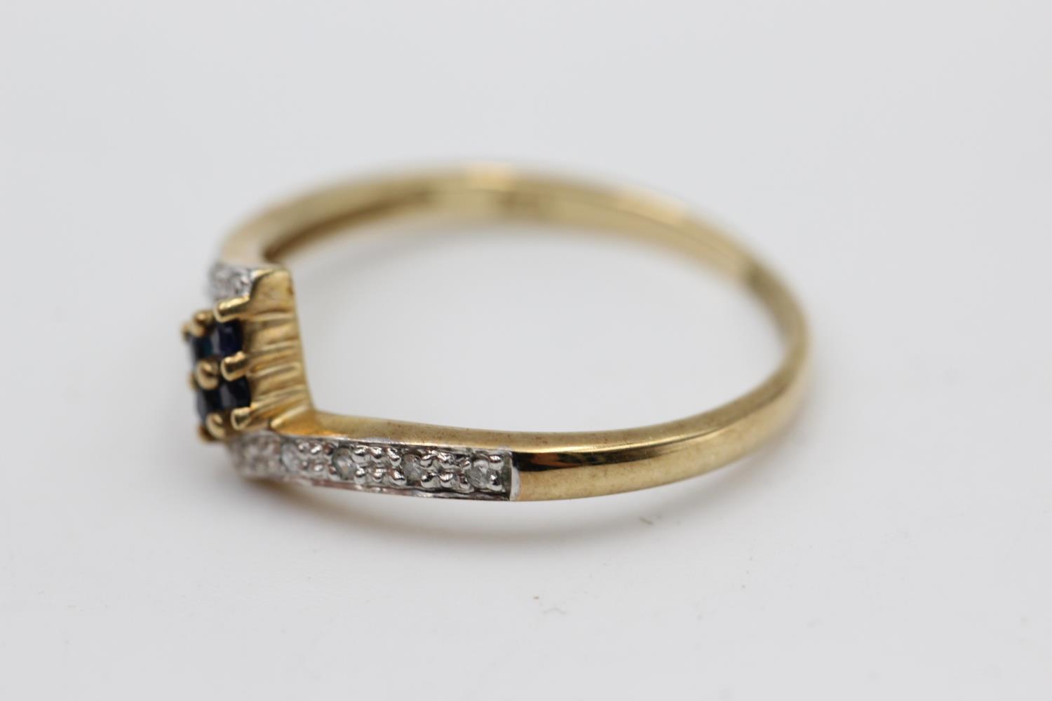 9ct gold diamond & sapphire twist ring (1.9g) Size R - Bild 4 aus 4