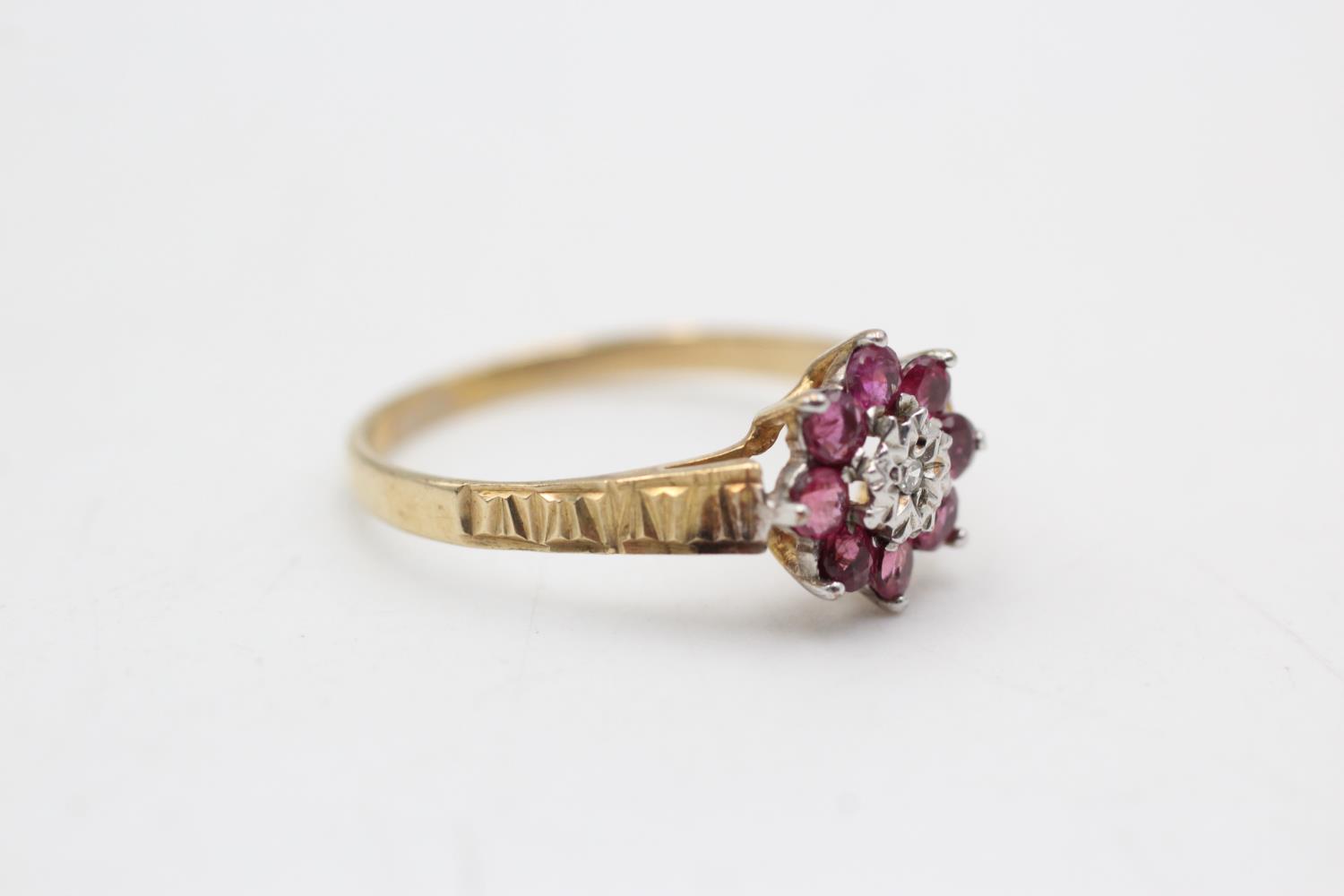 9ct gold vintage ruby & diamond flower ring (1.4g) Size P - Bild 5 aus 5